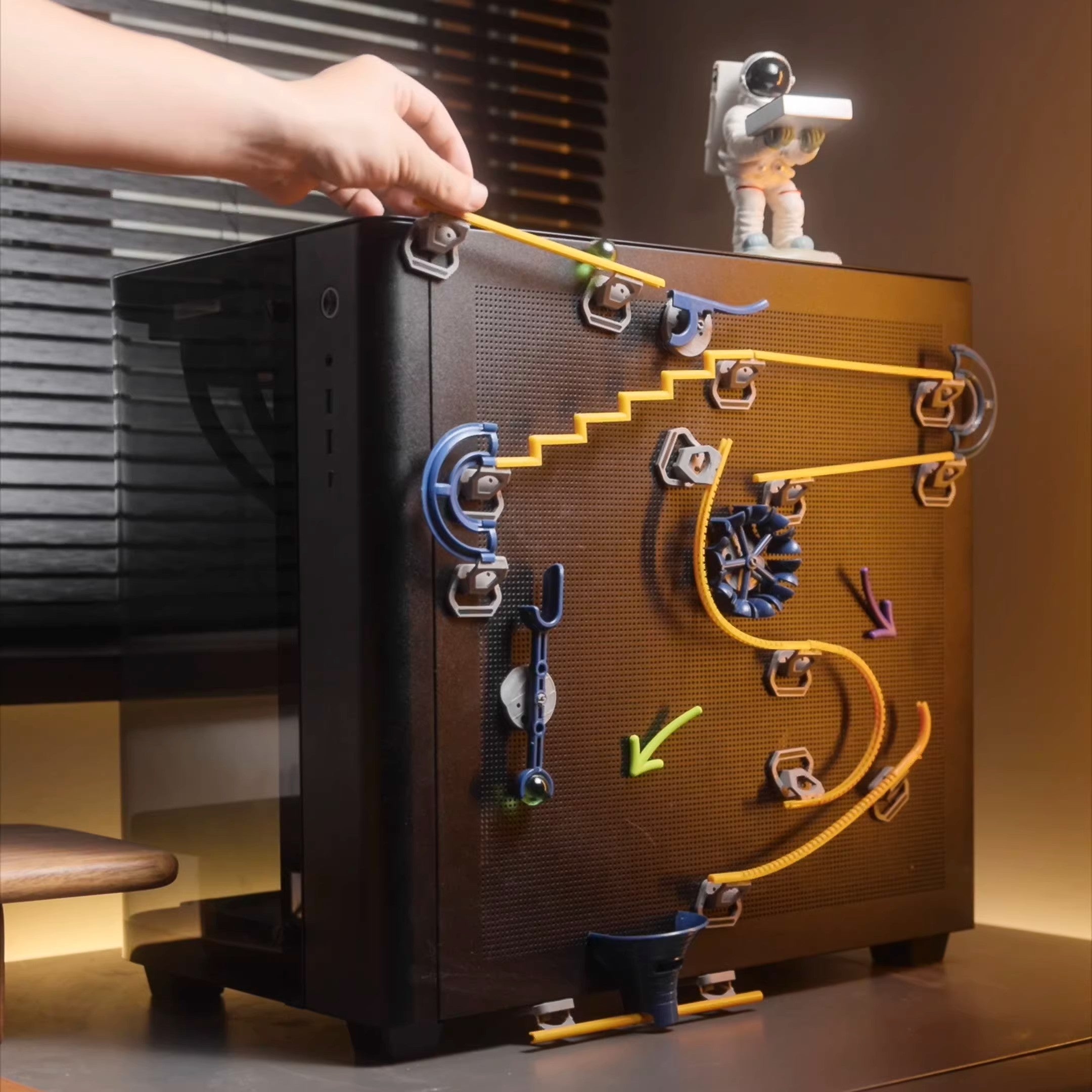 Magnetic Kinetic Desk Machine - Turn any metal surface into stress relief.